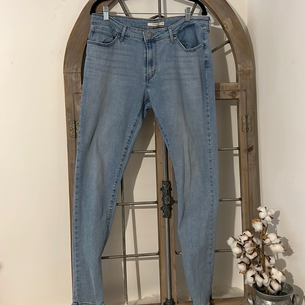 Levi’s 711 Skinny Jeans